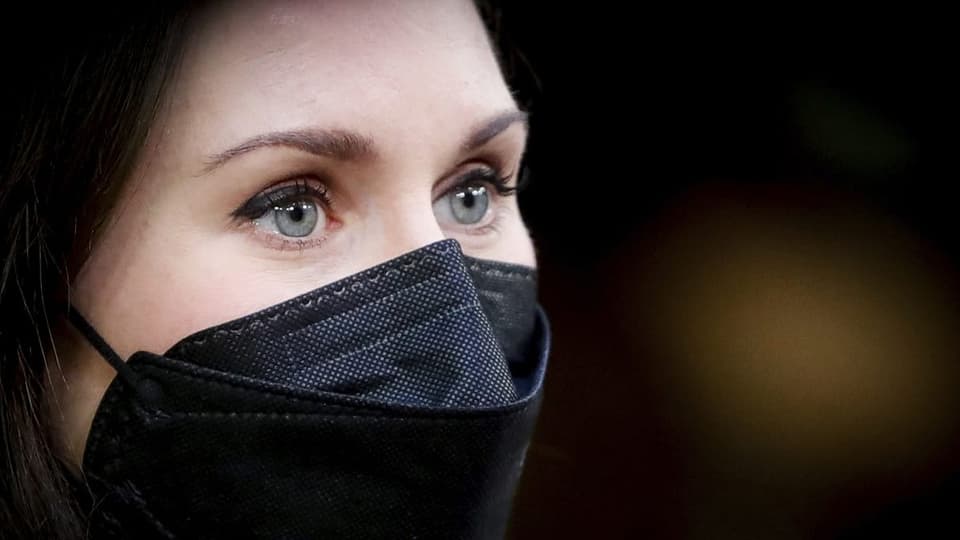 Jüngere Frau mit Covid-Maske und blauen Augen