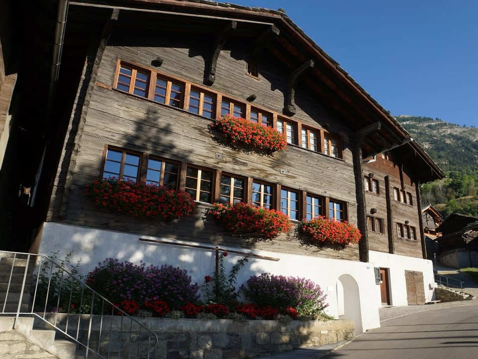 Grosses Holzhaus im alpinen Stil. 