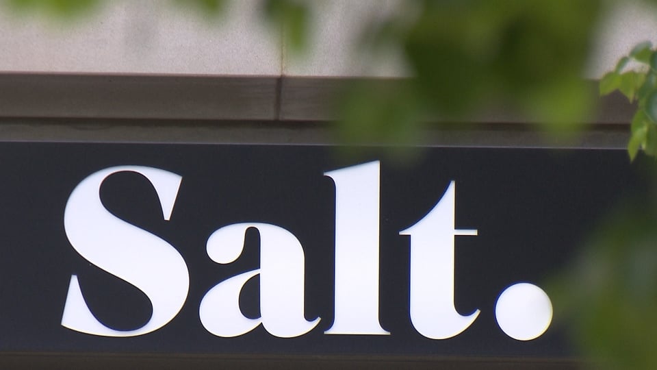 Salt Logo auf einem Gebäude