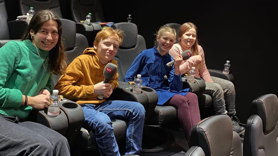 Kinderreporter:innen Andrej, Noalie, Lisa und SRF Kids Moderatorin Anik im Kino