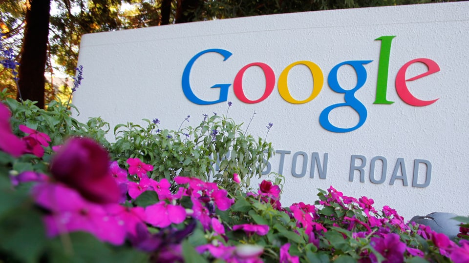 Google Logo vor dem Hauptquartier in Kalifornien