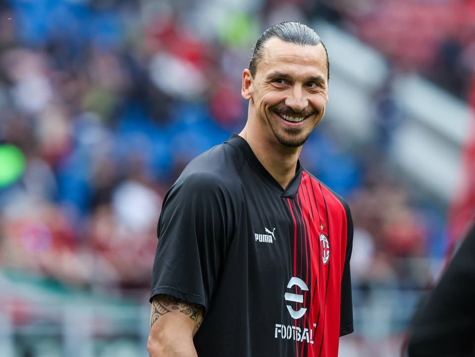 Nie um einen Spruch verlegen Zlatan Ibrahimovic lächelt.