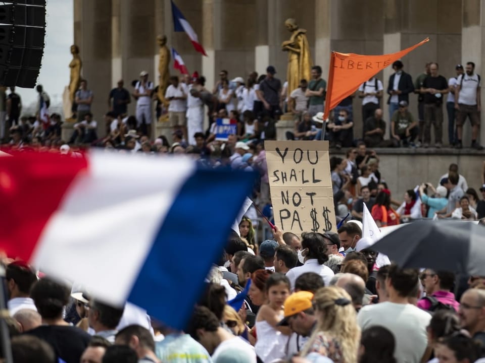 Menschenmenge, Schild mit Aufschrift «You shall not pass»