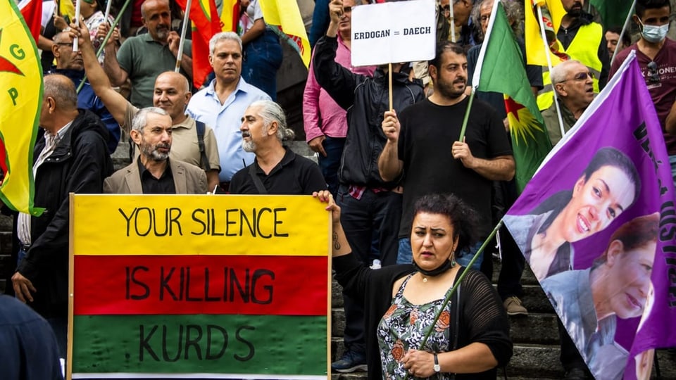 Demonstration der Kurden. Es steht: Your Silence is Killing kurds auf einer Fahne.