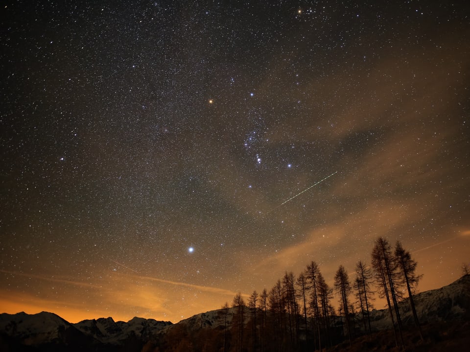 1000ende Sterne sind am Himmel sichtbar, obwohl schon ein paar Schleierwolken aufziehen.