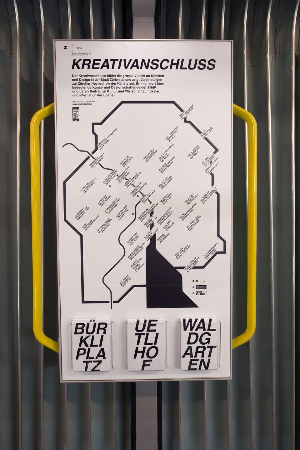 Ein Plakat im Tram, darauf eine Karte von Zürich und der Titel "Kreativanschluss"