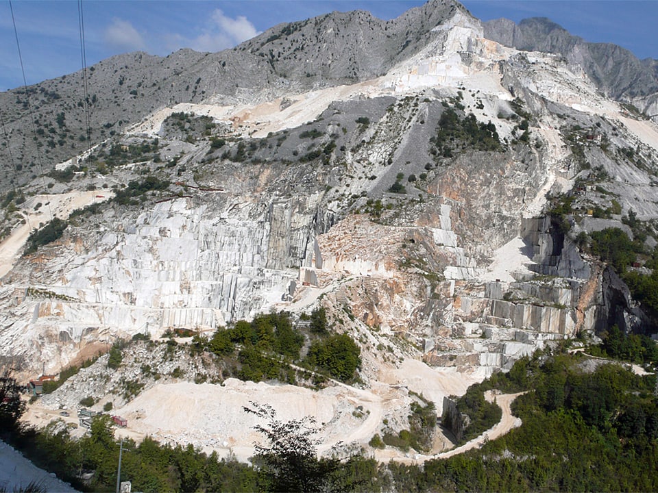 Blick auf eine Bergflanke, wo Marmor abgebaut wurde.