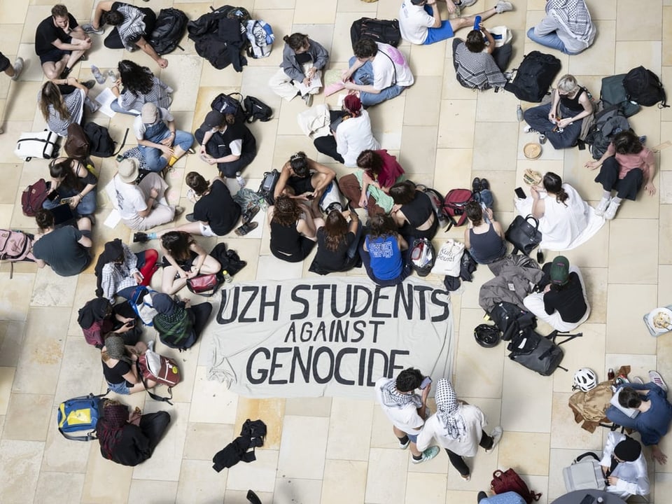 Protestierende Studierende mit Banner 'UZH Students Against Genocide'.