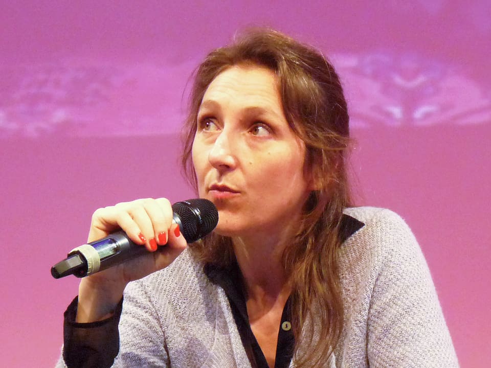 Marie Darieussecq an einer Pressekonferenz.