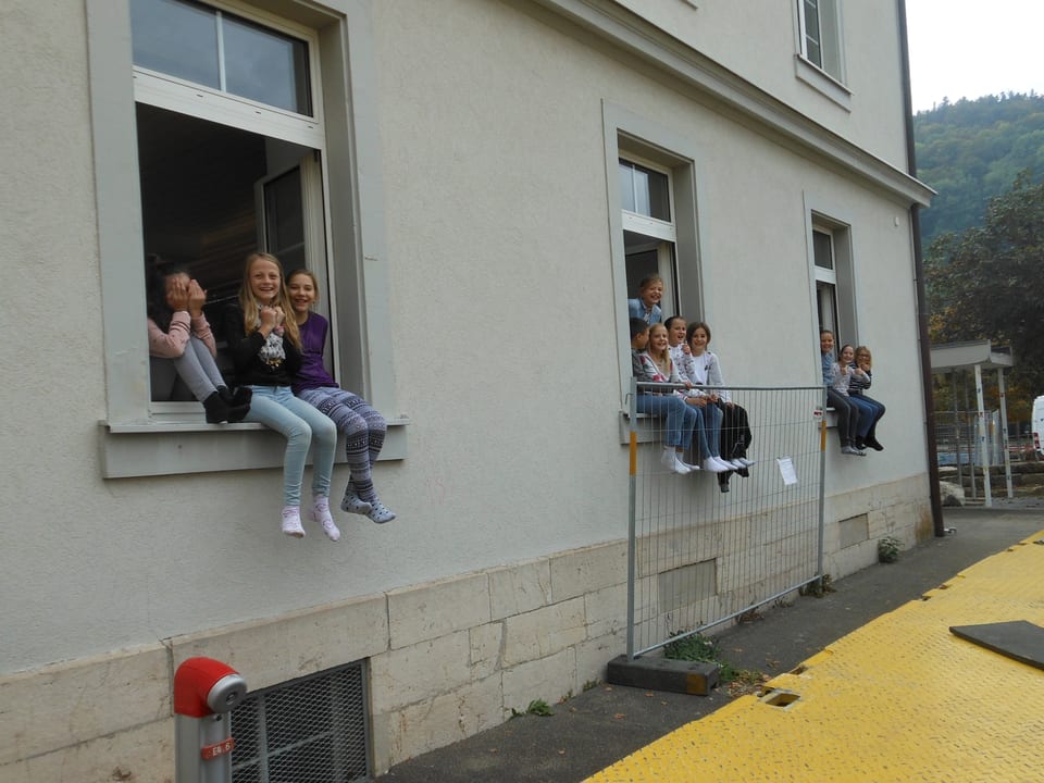 Kinder auf Fenstersims