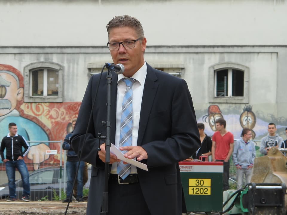 Solothurner Regierungsrat Roland Fürst in Anzug mit Kravatte vor Mikrofon bei einer Rede. 