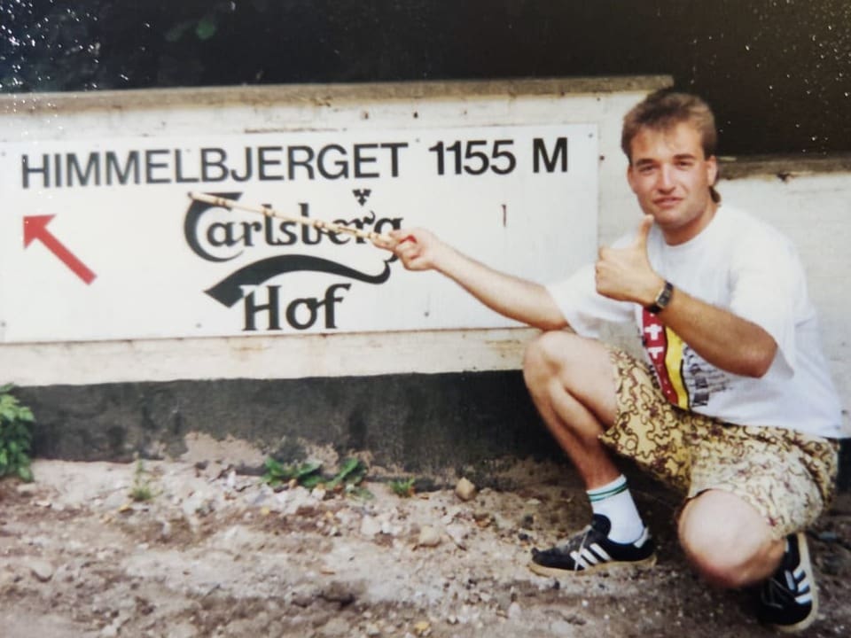 Junger Marcel Hähni vor einem Wegweiser zum Himmelberg in Dänemark.