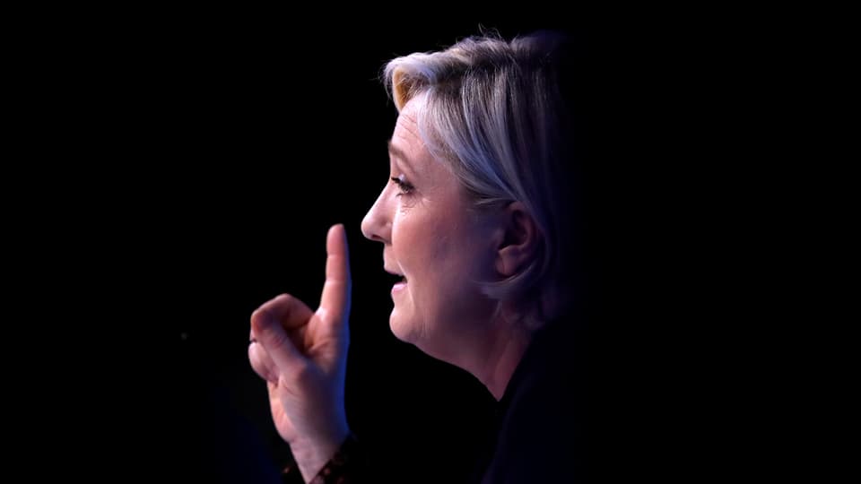 Le Pen mit erhobenem Zeigefinger