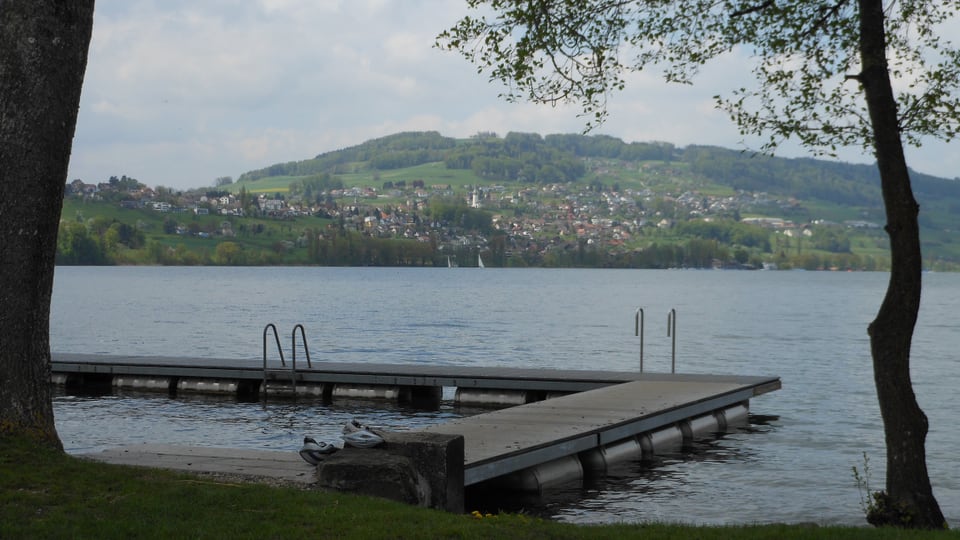 Blick von der Badi Aesch in Luzern über den See nach Beinwil am See. 