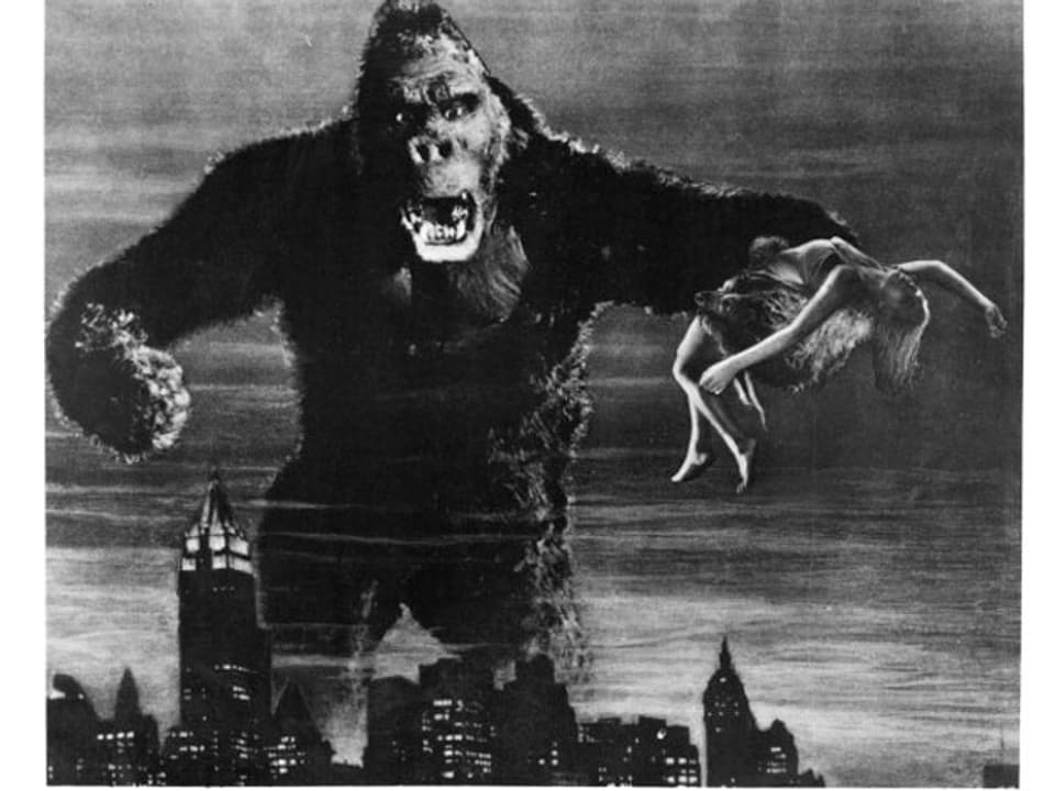 King Kong, der Riesenaffe, mit einer Frau in der Hand.