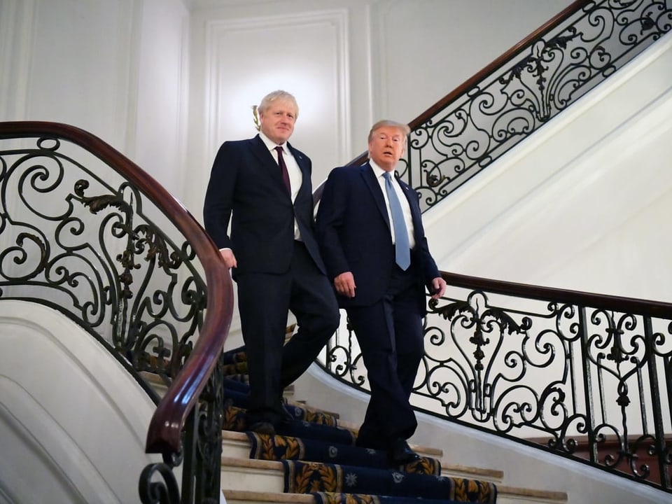 Johnson und Trump kommen die Treppe hinunter.