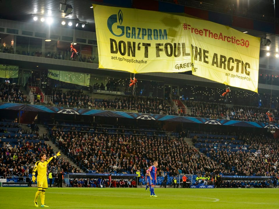 Ein Banner mit der Aufschrift «Gazprom - don't fool the arctic» im St. Jakobpark.
