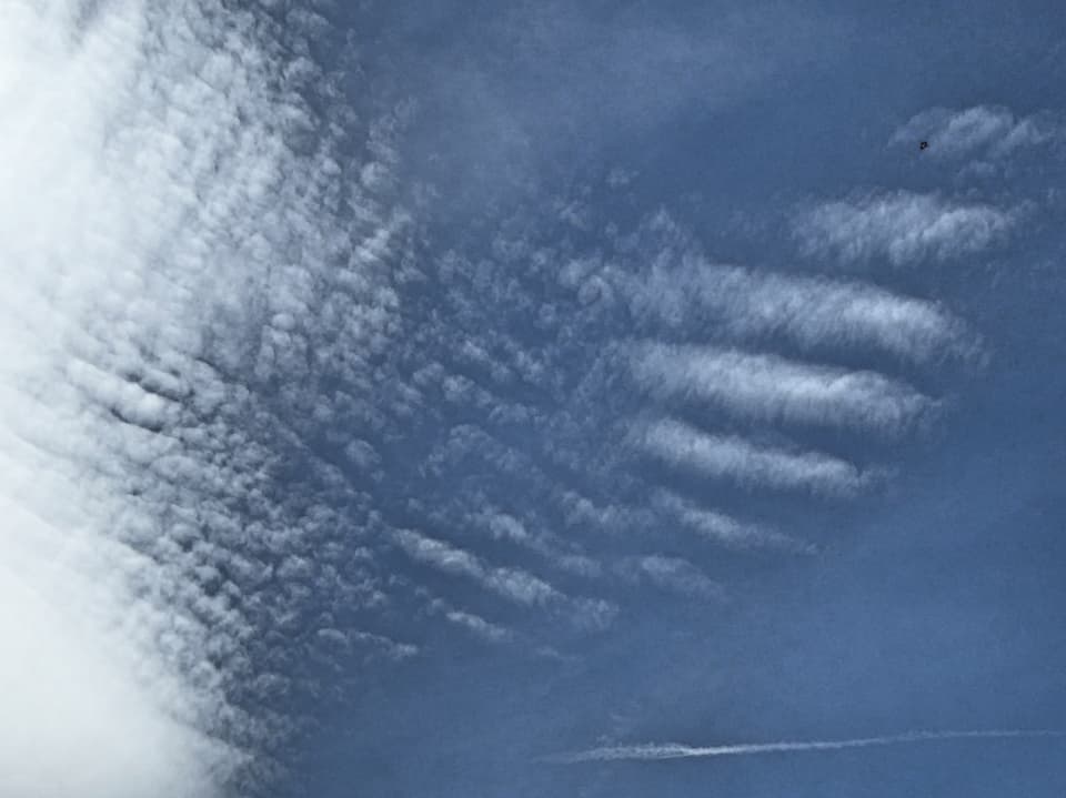 Linsenförmige Wolke am blauen Himmel