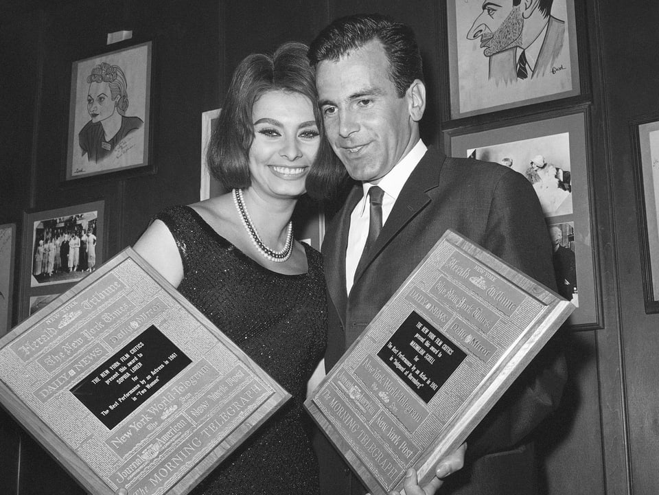 Maximilian Schell und Sophia Loren posieren mit Awards.