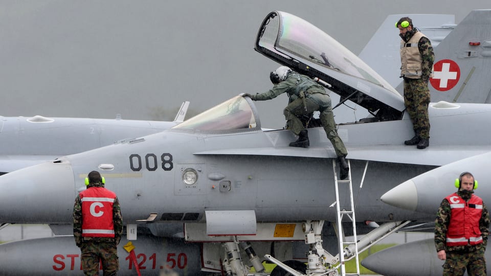 Soldaten der Schweizer Armee vor einem F/A-18