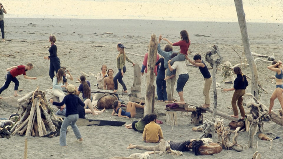 Hippies beim Spielen am Strand.