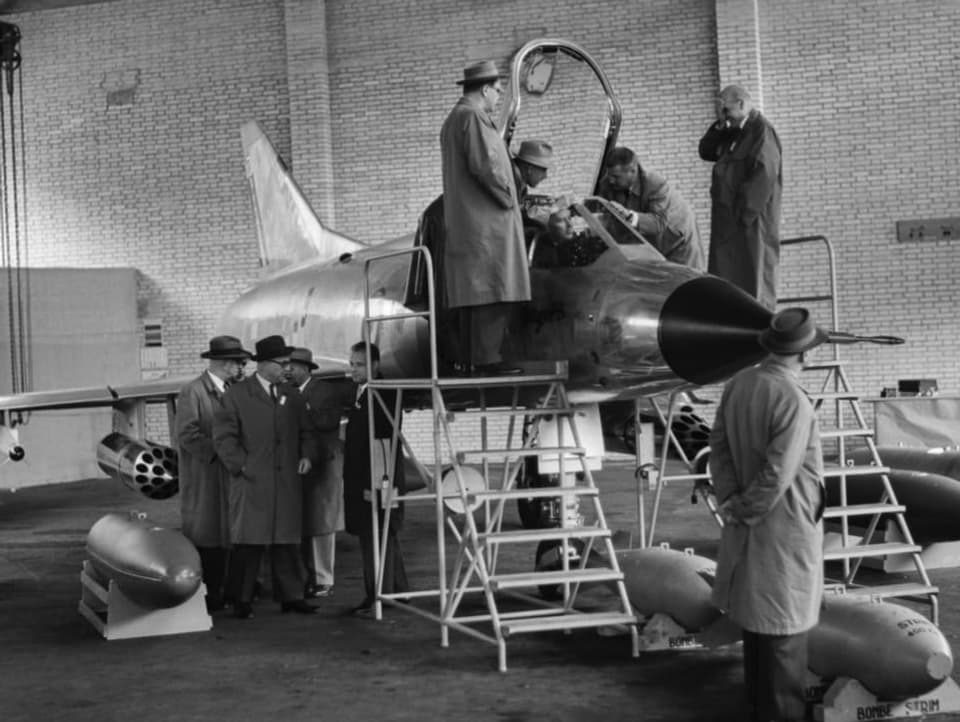 Mitglieder der Militärkommissionen bei der Besichtigung der Mirage III in den Hallen des Flugplatzes Unterbach.
