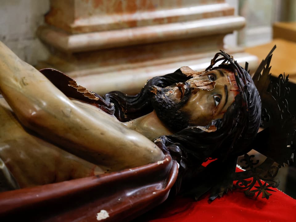 Holz-Jesus-Statue mit beschädigtem Gesicht
