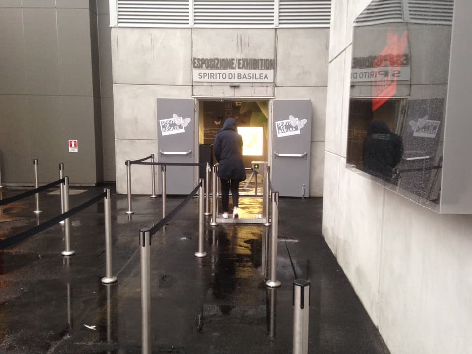 Grauer Eingang, menschenleer, zur Basler Ausstellung an der Expo Milano 