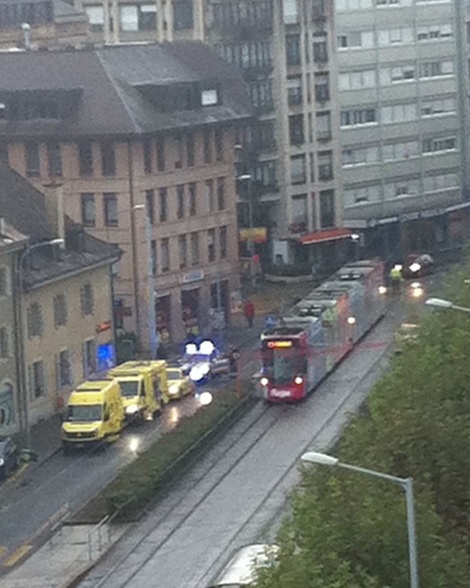 Ambulanzfahrzeuge stehen beim Tatort.