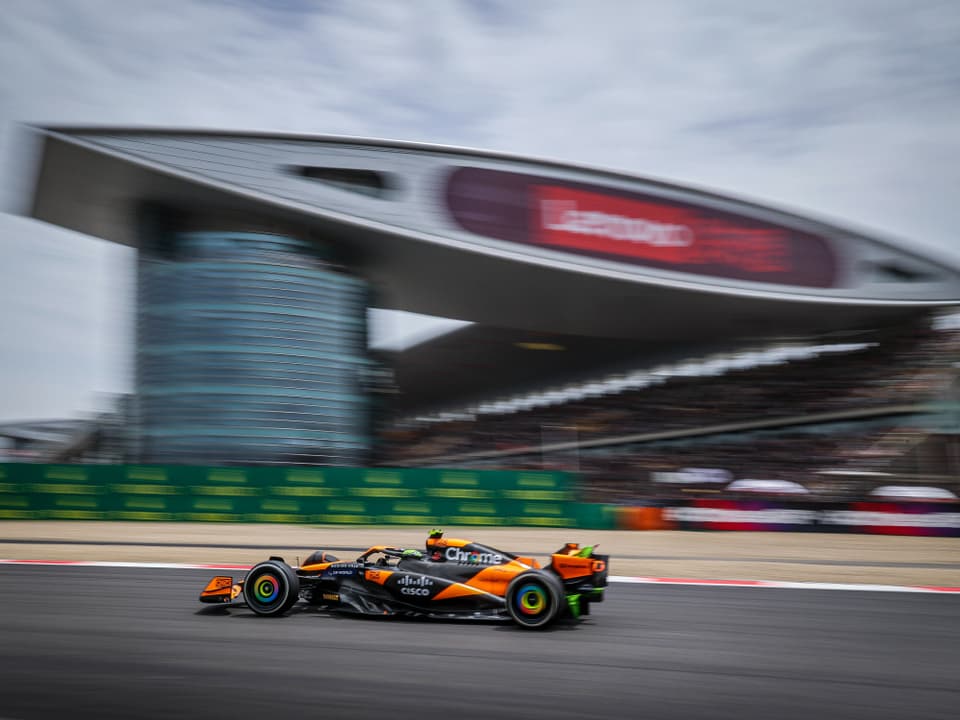 Formel-1-Rennwagen fährt bei hoher Geschwindigkeit auf der Rennstrecke