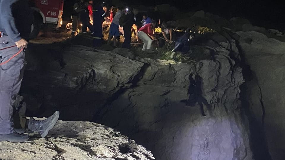 Rettungskräfte und Anwohner retten einen Migranten während der gross angelegten Rettungsaktion auf der Insel Kythira.