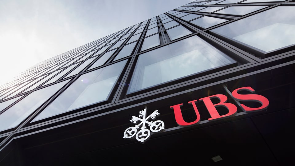 UBS-Logo an einem Glas-Gebäude.