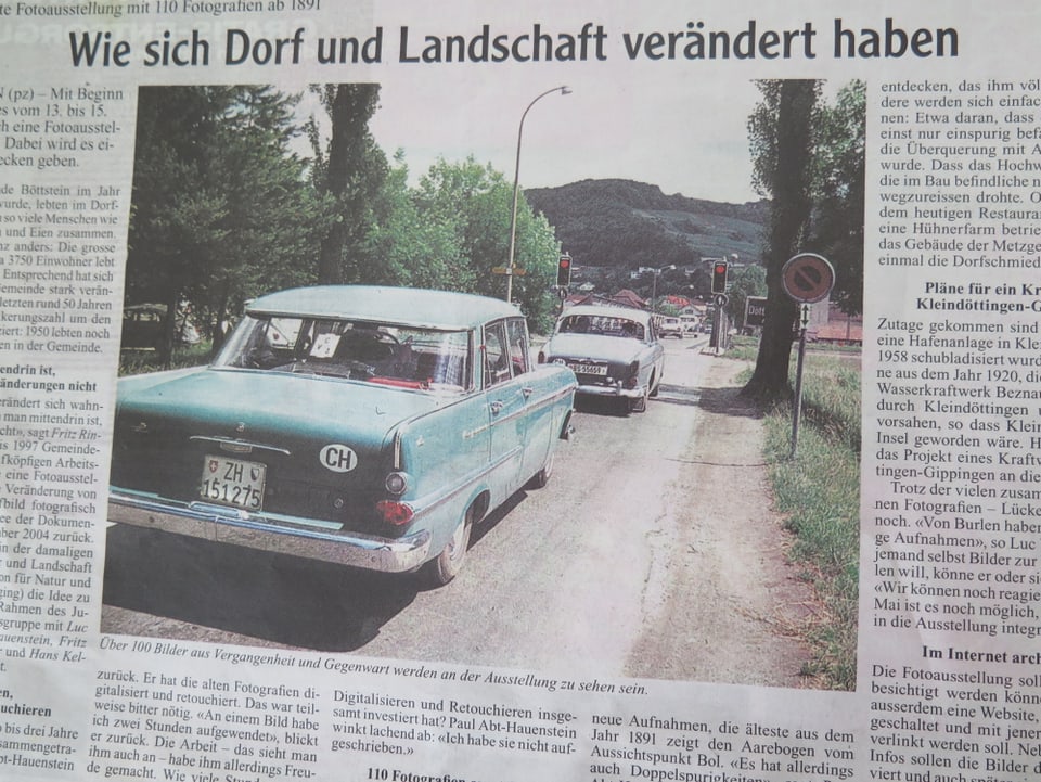 Alter Zeitungsausschnitt mit Bild von zwei Autos.