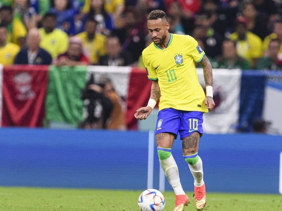 Neymar führt den Ball