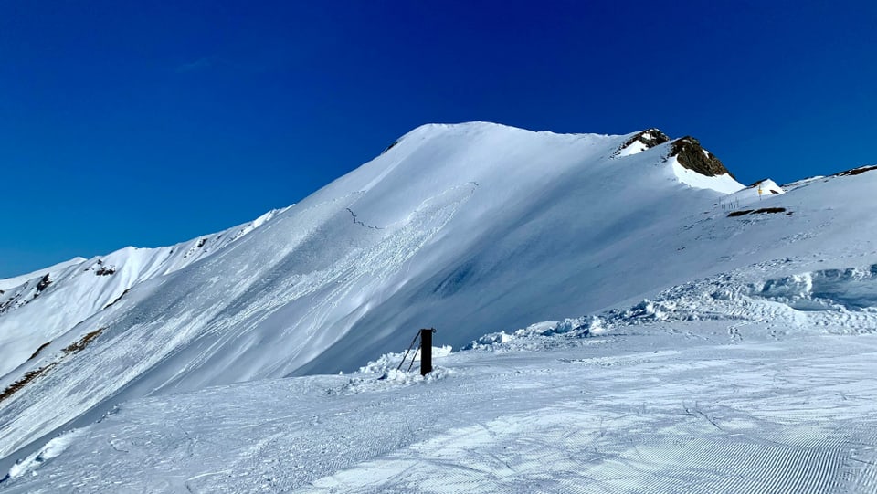 Blick auf einen verschneiten Bergrat.