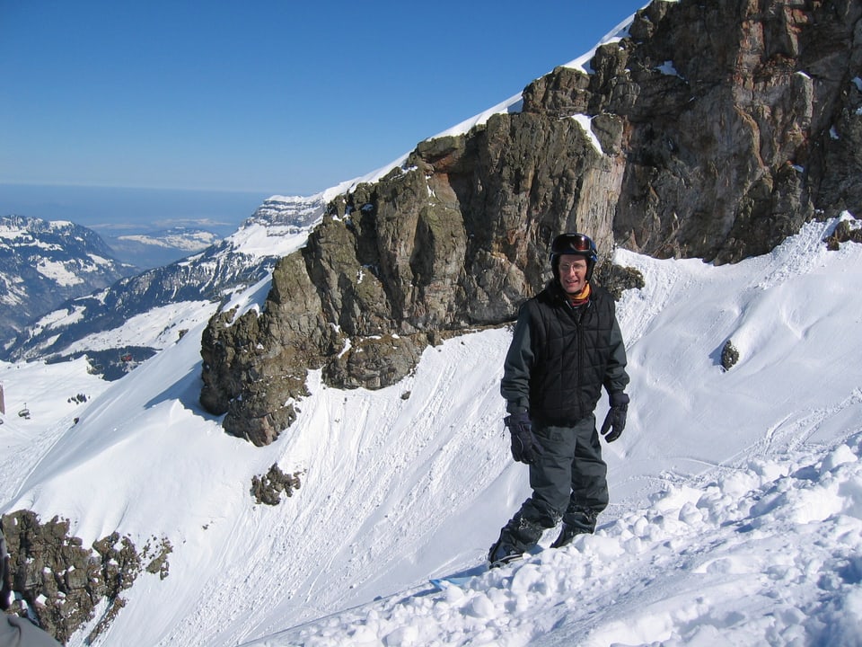 Ein Mann im grau-schwarzen Skidress.