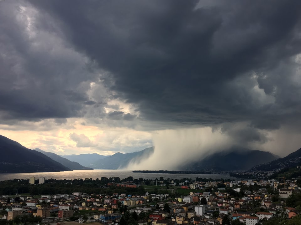 Gewitterwolke über Ascona und See