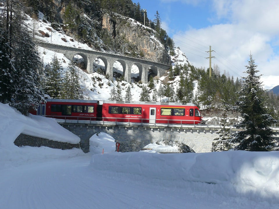 roter RhB-Zug im Schnee