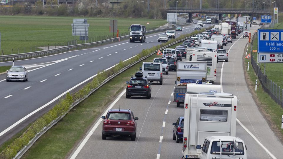 Stau auf der Autobahn A13 bei Maienfeld