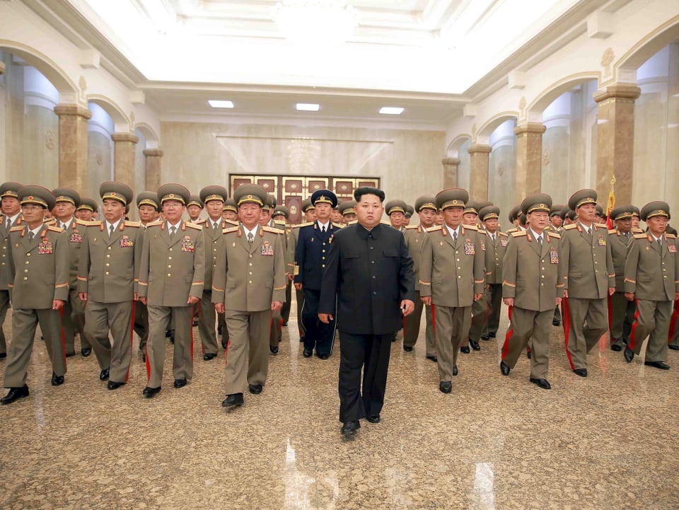 Kim mit seinen Offizieren.