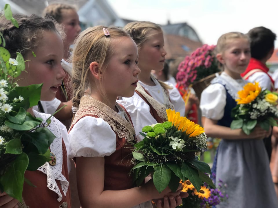Schülerinnen mit Blumen
