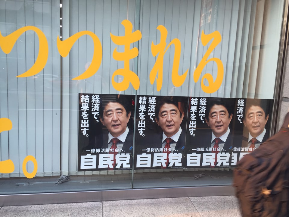 Plakate des japanischen Regierungschefs Shinzo Abe. 