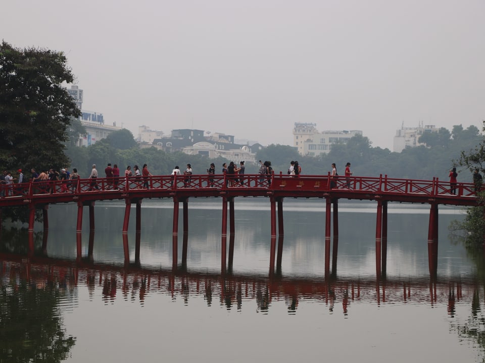 Brücke über Wasser mit vielen Menschen. 