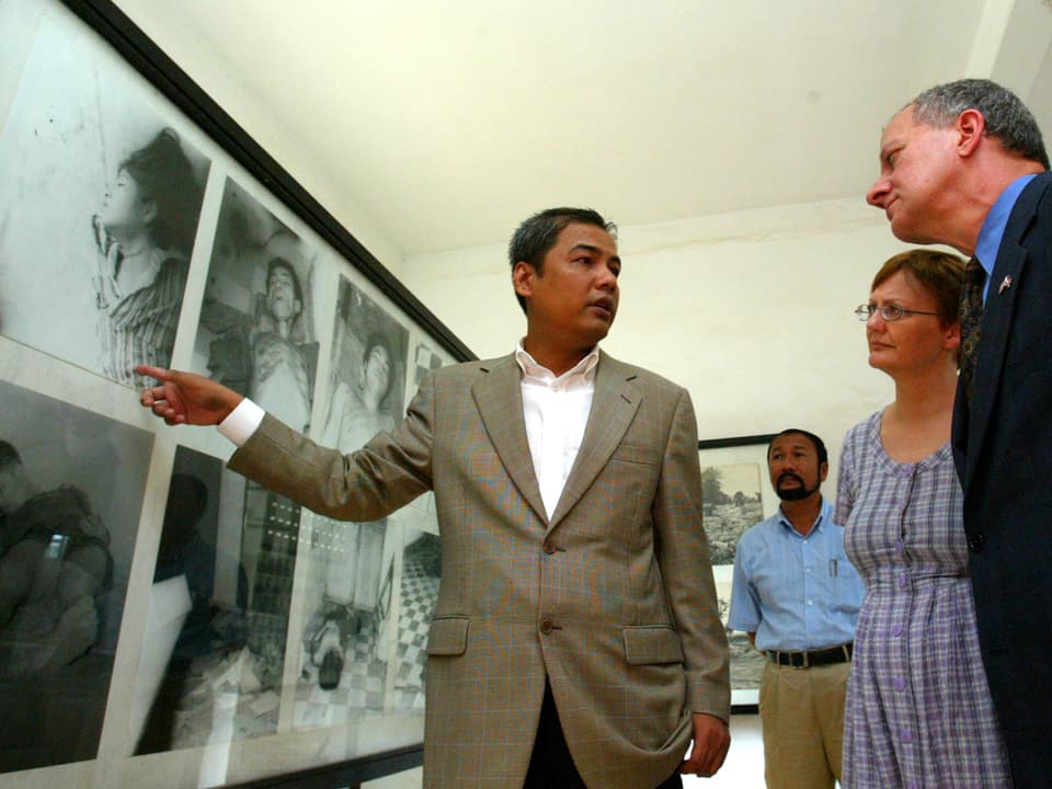 Chhang zeigt Bilder, die die Verbrechen der Roten Khmer dokumentieren. 