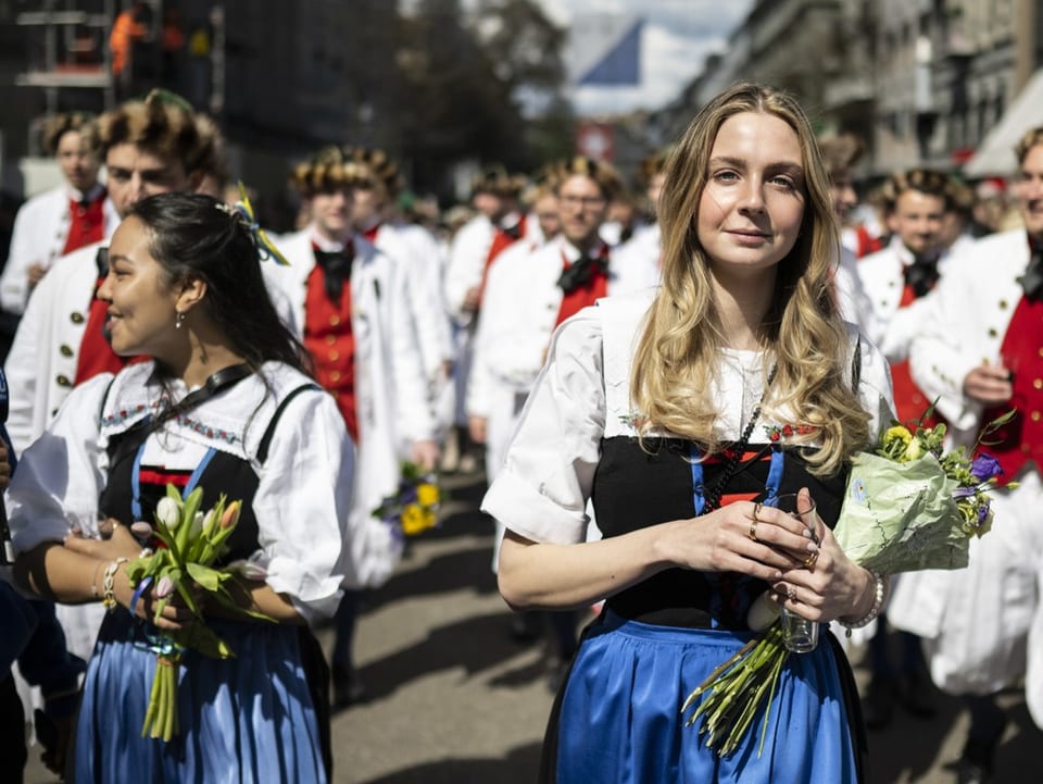 Zwei Frauen am Umzug.