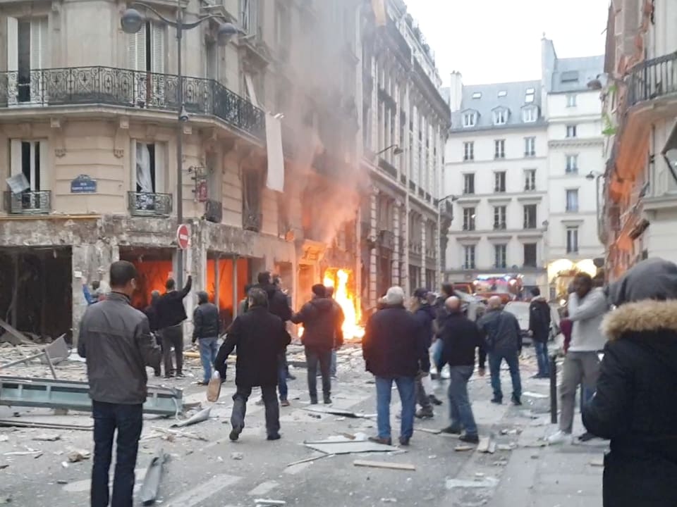 Schaulustige vor der brennenden Bäckerei in der Rue de Trévise.