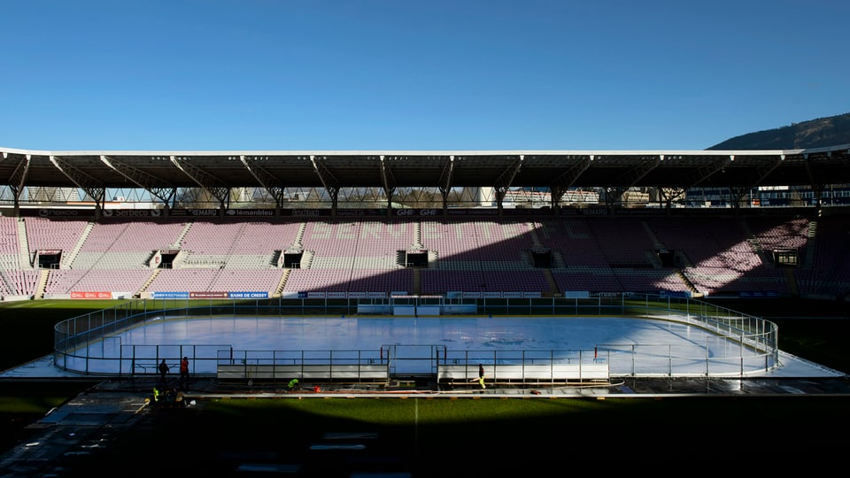 Ungewohnte Spielunterlage im Stade de Genève.