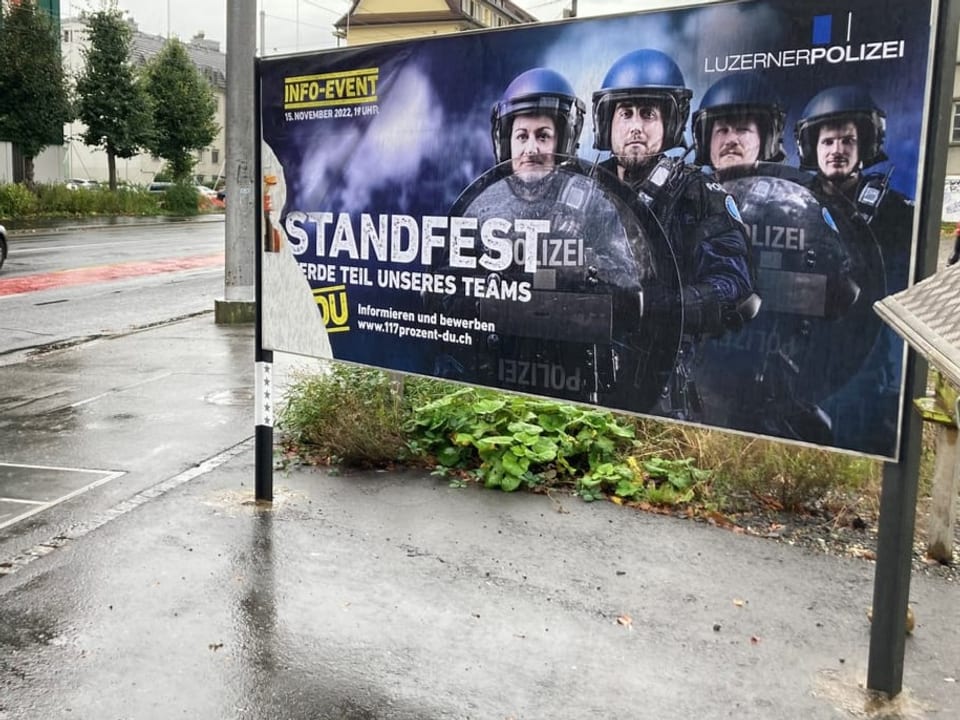 Plakat mit Polizistinnen und Polizisten mit Helm und Schutzschildern