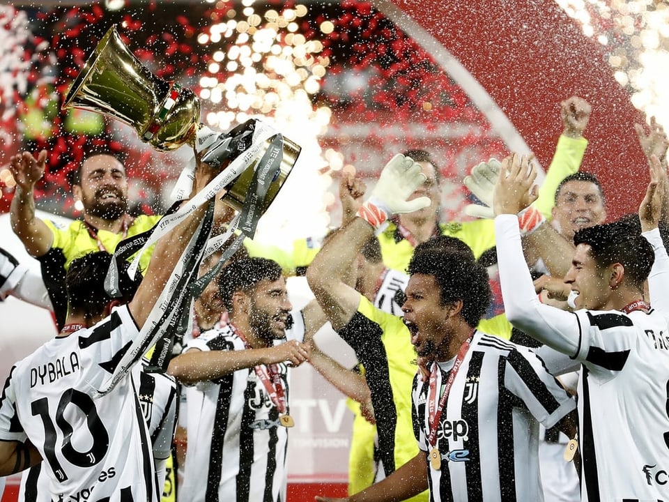 Die Juve-Spieler feiern ausgelassen mit dem Pokal.