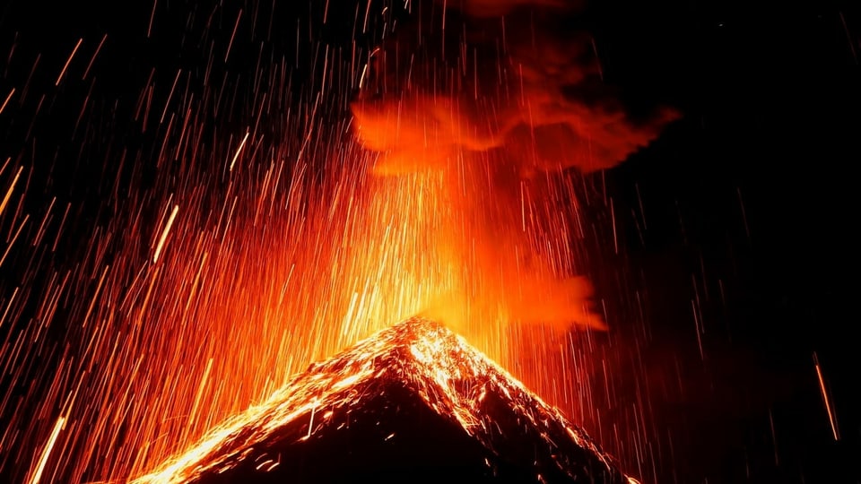 Bild des aktiven Feuervulkans mit Feuer und Asche.